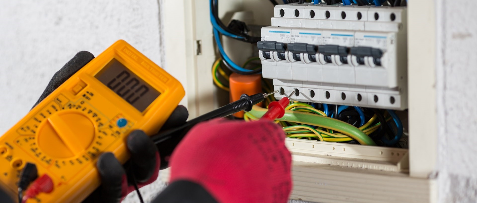 Electricians TW9